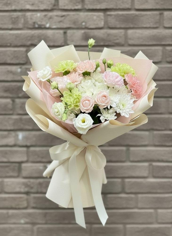 Букет цветов из: Гвоздики, Розы, Лизиантусы и Хризантемы в Светлом Калининградской области