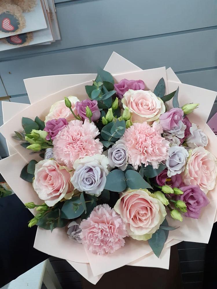 Букет цветов из: Розы, Гвоздики и Лизиантусы в Светлом Калининградской области